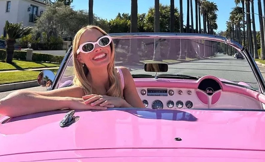 Μάργκοτ Ρόμπι: Κυκλοφορεί με ροζ μίνι φούστα στον δρόμο ως «Barbie» και τα... σπάει (ΦΩΤΟ & VIDEO)