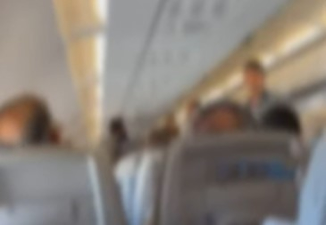 Χαμός σε πτήση για Αθήνα: Επιβάτης κρατούσε το Kοράνι και απειλούσε πως θα ανατινάξει το αεροπλάνο! (VIDEO)