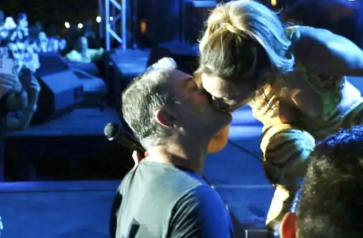 Δέσποινα Βανδή – Βασίλης Μπισμπίκης: «Φωτιά» στη σκηνή από το... καυτό φιλί τους σε συναυλία της (VIDEO)