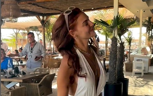 Βρισηίδα Ανδριώτου: Το... ζει με τρέλα - Σέξι χορός στην παραλία, παραλίγο να γίνει «ατύχημα» με το στήθος της! (VIDEO)