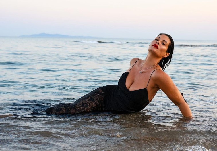 Μαρία Κορινθίου: Η υγρή φωτογράφιση που κάνει τη φαντασία να οργιάσει - Κόλλησε το φόρεμα πάνω της! (ΦΩΤΟ)