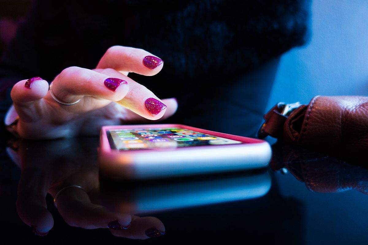 Fexting:  H  τοξική συνήθεια που έχουν τα ζευγάρια όταν τσακώνονται μέσω κινητού