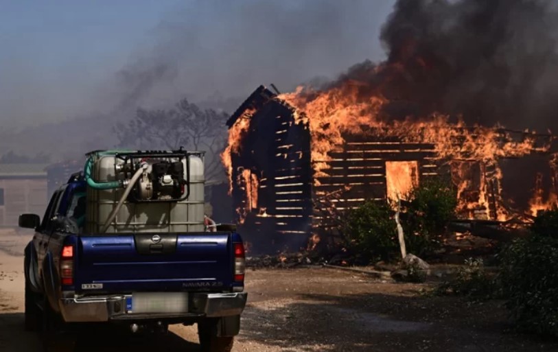 Φωτιές σε Λουτράκι, Δερβενοχώρια, Σαρωνίδα: Δραματικοί απεγκλωβισμοί, τι φοβάται η Πυροσβεστική (VIDEO)