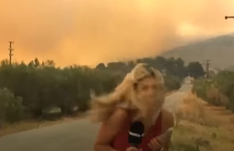 Τρόμος για δημοσιογράφο: H στιγμή που το ωστικό κύμα από τις εκρήξεις τη χτυπά - Σοκαριστικό VIDEO!