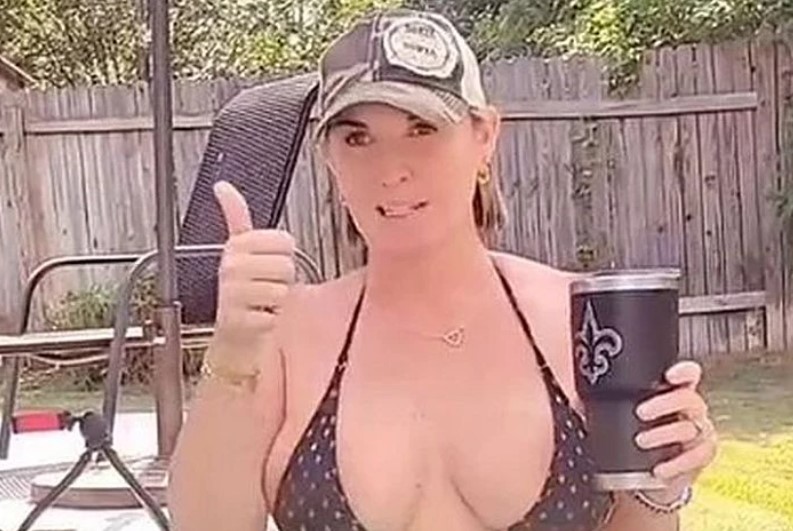 TikToker από το Τέξας ισχυρίζεται πως οι γείτονές της ύψωσαν φράχτη για να μην την βλέπουν γυμνή στην πισίνα! (ΦΩΤΟ)