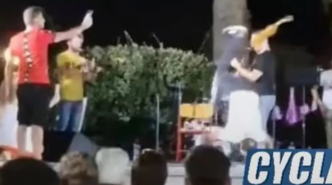 Viral η στιγμή που χορευτής στη Νάξο εκσφενδονίζει με μία... κλωτσιά το βιολί οργανοπαίκτη (VIDEO)