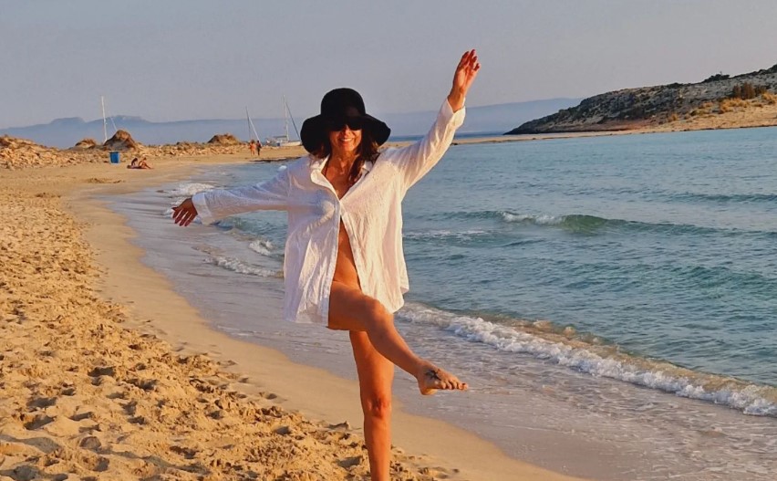 Η 50άρα Ελίνα Κέφη κάνει το Instagram να... αναστενάξει με τις εντυπωσιακές πόζες στην αμμουδιά! (ΦΩΤΟ)