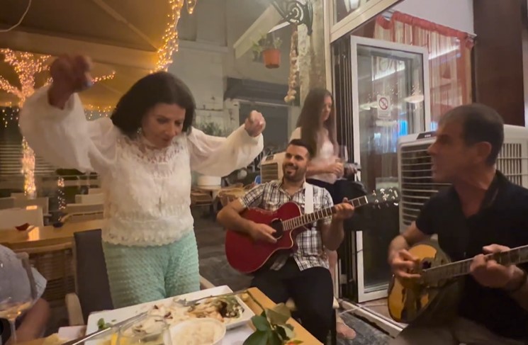 Ζωζώ Σαπουντζάκη: Έγινε viral ξανά στα 90 της - Το... έριξε στον χορό και το τραγούδι σε εστιατόριο της Αθήνας! (VIDEO)