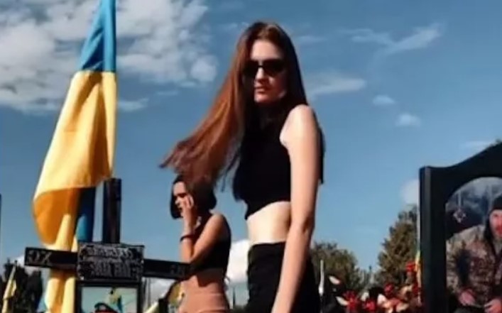Σάλος με δύο Ουκρανές αδελφές που έκαναν... twerking σε νεκροταφείο πεσόντων στρατιωτών (VIDEO)