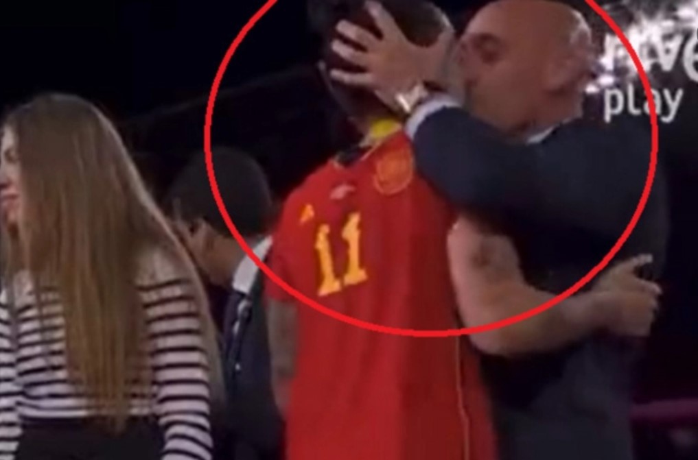 Λουίς Ρουμπιάλες: Το φιλί που προκάλεσε σάλο και το νέο VIDEO με την Ερμόσο να γελάει πριν κάνει την καταγγελία!