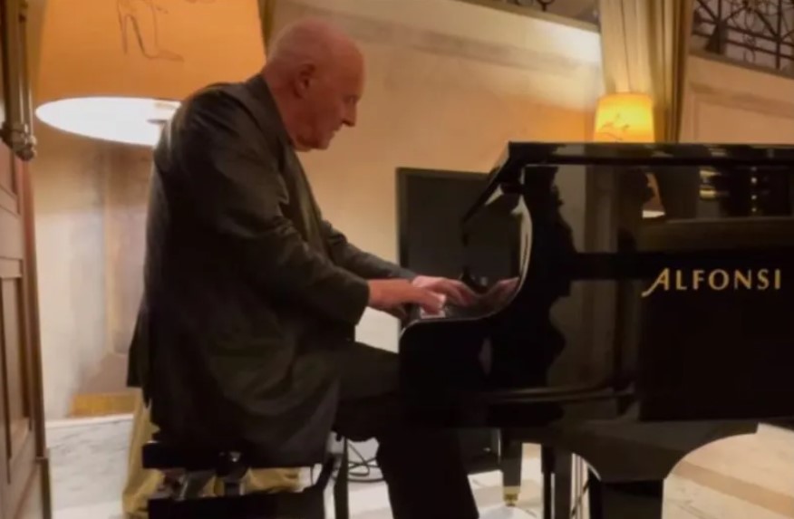 Άντονι Χόπκινς: Έγινε viral στα 85 του παίζοντας πιάνο σε ένα άδειο λόμπι ξενοδοχείου - Δείτε VIDEO