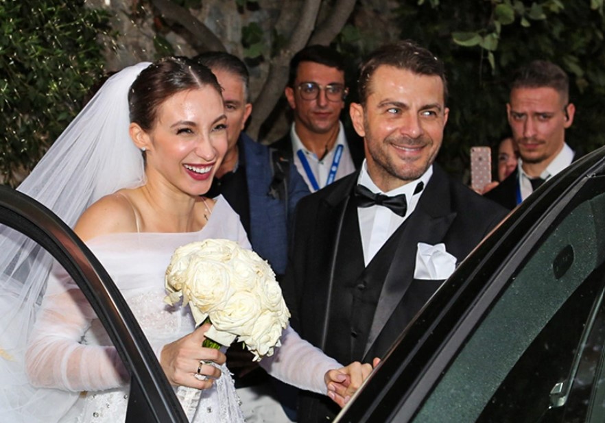 Γιώργος Αγγελόπουλος: Δείτε τι έγινε έξω από την εκκλησία την ώρα που παντρευόταν! (VIDEO)