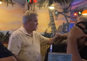 Τρελό περιστατικό σε μπαρ: Ήταν τόσο μεθυσμένος που τσακωνόταν με το είδωλό του στον καθρέφτη! (VIDEO)
