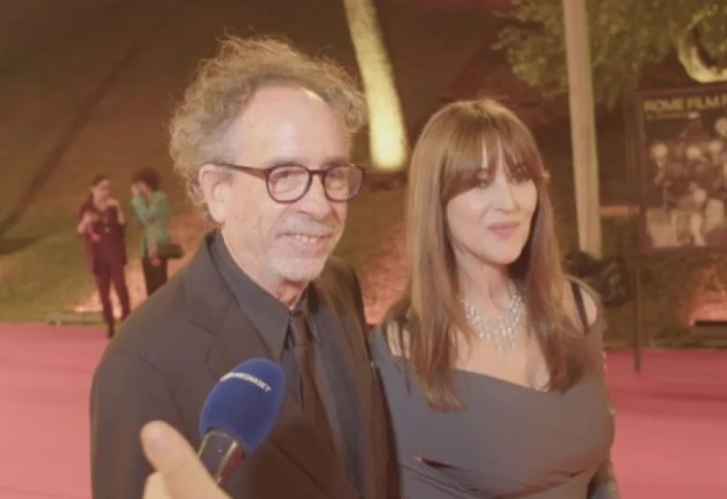 Μόνικα Μπελούτσι - Τιμ Μπάρτον: Έκαναν την πρώτη τους δημόσια εμφάνιση ως ζευγάρι και μίλησαν για την... Ελλάδα (VIDEO)