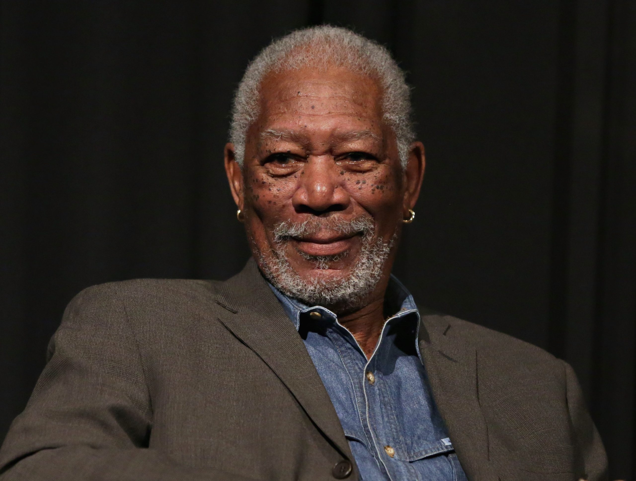 Morgan Freeman: Ο μακάβριος λόγος που φοράει σε κάθε του εμφάνιση δύο σκουλαρίκια