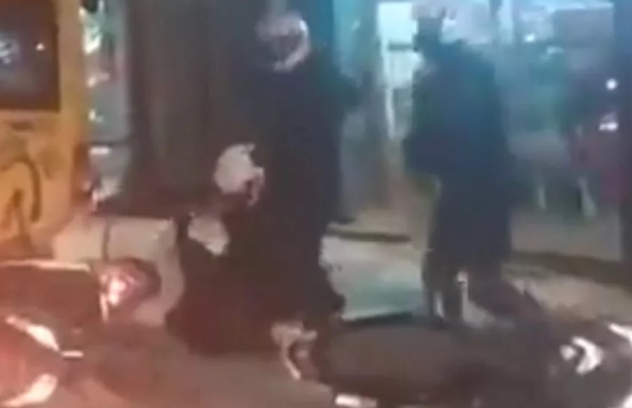 VIDEO-σοκ δείχνει αστυνομικούς να ξυλοκοπούν συλληφθέντα στην πλατεία Βικτωρίας!