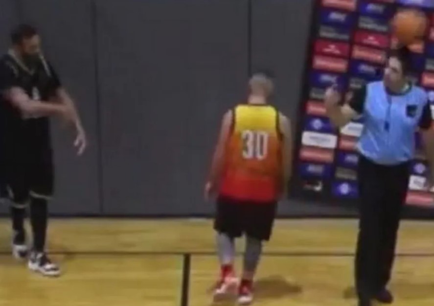 Απίθανο σκηνικό σε αγώνα μπάσκετ: Ο Νίκος Παππάς πέταξε την μπάλα στο κεφάλι του διαιτητή! (VIDEO)