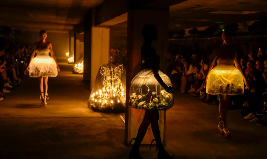 Οίκος μόδας χρησιμοποίησε ζωντανές πεταλούδες στα φορέματά του: Εξοργίστηκε το κοινό – Τι απάντησε ο σχεδιαστής