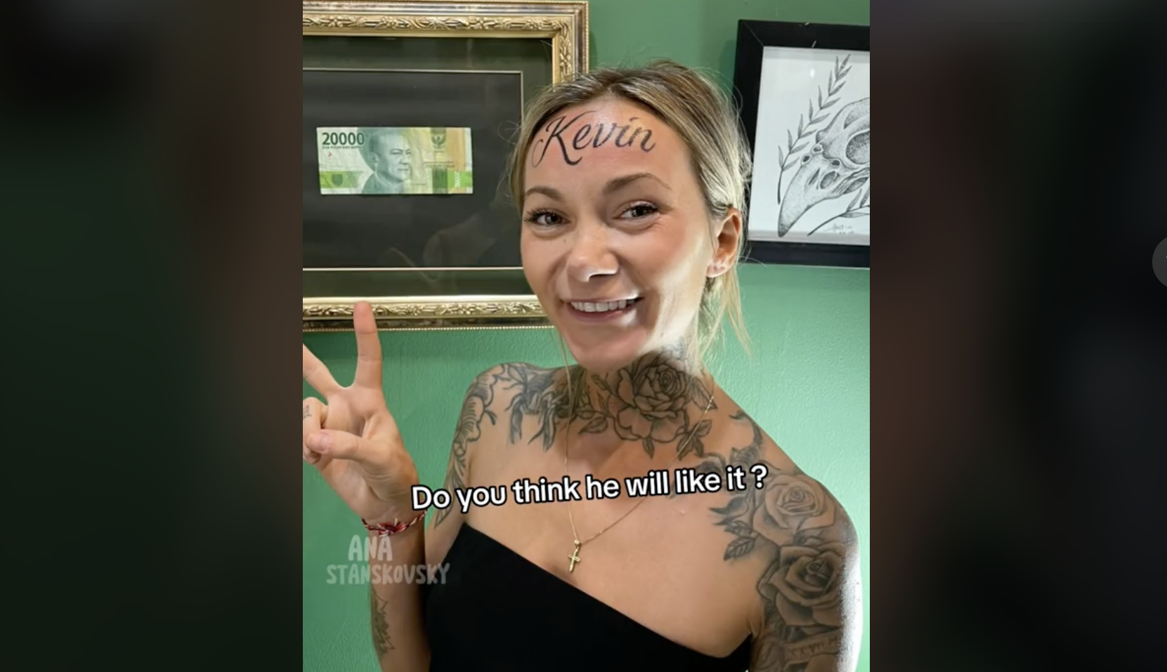 Influencer πήγε και έκανε τατουάζ το όνομα του φίλου της στο μέτωπο: «Μου αρέσει να εκφράζω τα συναισθήματα μου»