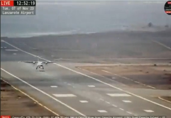 Τρόμος για επιβάτες: Αεροπλάνο αναπηδά ανεξέλεγκτα στον διάδρομο προσγείωσης - «Πάλευε» με τον αέρα! (VIDEO)