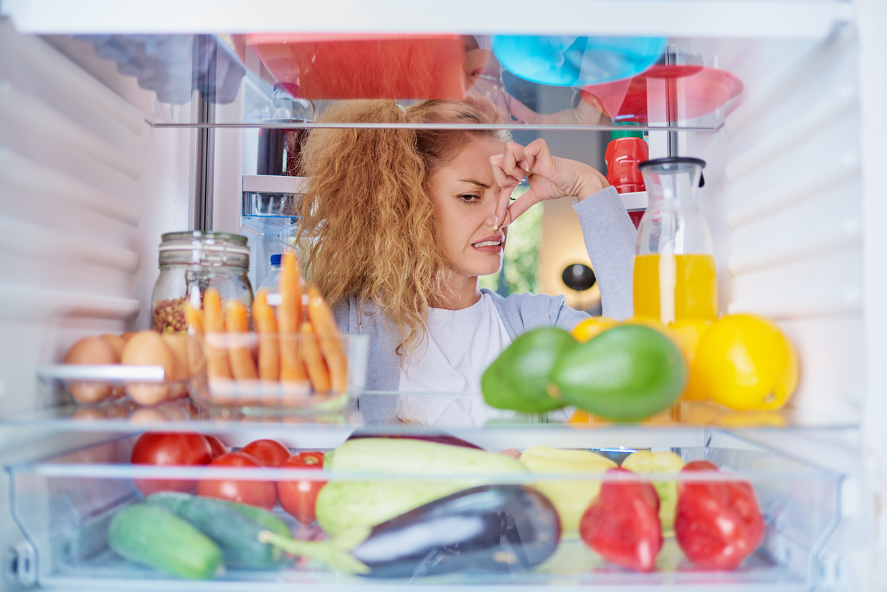 Ο εύκολος τρόπος να μην μυρίζει δυσάρεστα το ψυγείο σας (VIDEO)