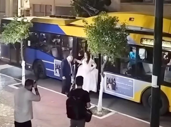 Επικό VIDEO από viral γάμο στον Πειραιά: Η νύφη πήγε στην εκκλησία με το... τρόλεϊ!