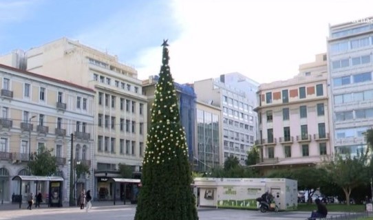 Ντροπή: Άγνωστοι «έγδυσαν» το χριστουγεννιάτικο δέντρο στην πλατεία Κλαυθμώνος και έκλεψαν τα μισά στολίδια (VIDEO)