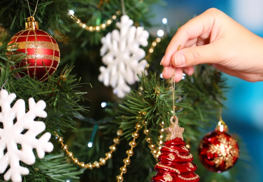 Η τέλεια ημερομηνία για να ξεστολίσετε το χριστουγεννιάτικο δέντρο για να αποφύγετε την... κακοτυχία!