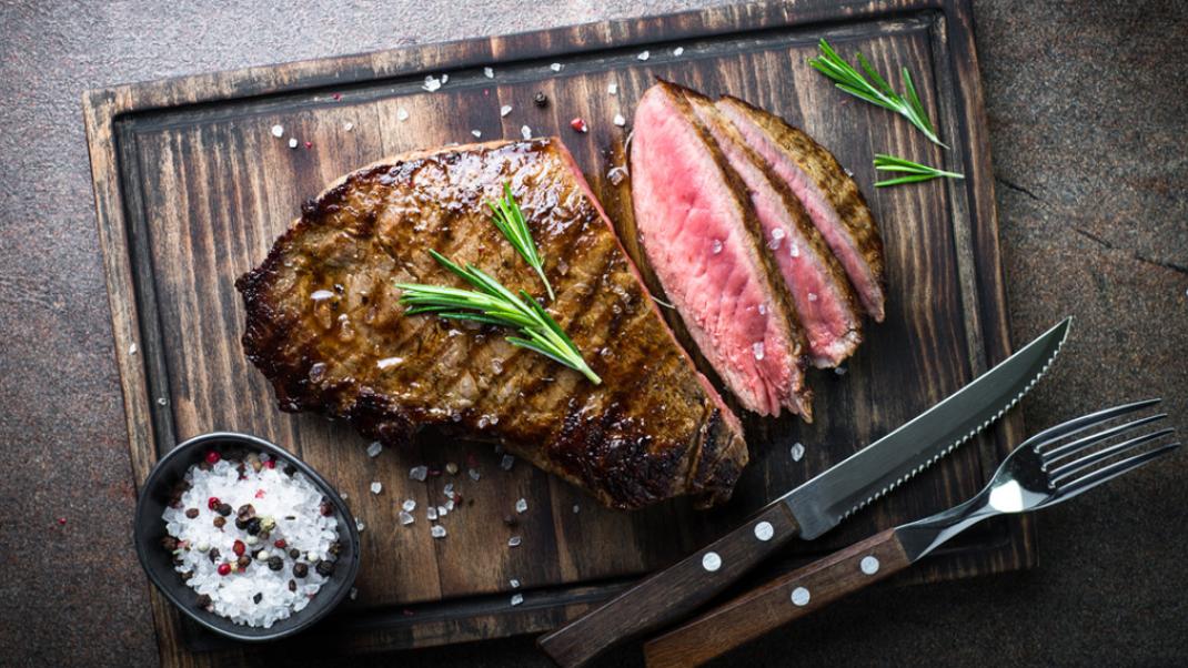 Νέα έρευνα δείχνει ότι οι άντρες δεν μπορούν να κόψουν το κρέας