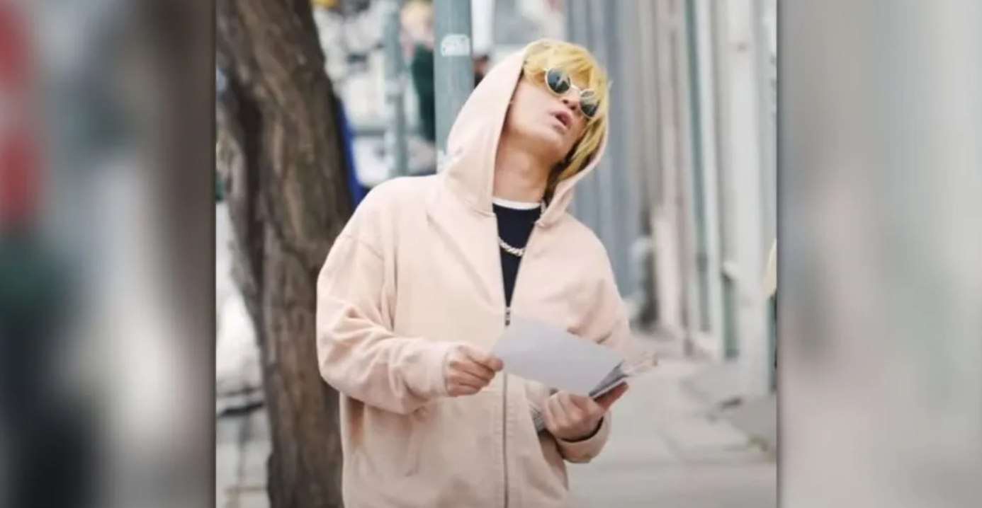 Απίστευτο βίντεο: Ο Σάκης Ρουβάς μοιράζει διαφημιστικά φυλλάδια στους περαστικούς με ξανθιά περούκα
