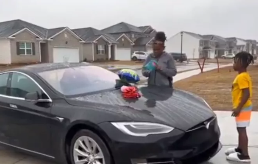 Απίστευτο βίντεο: 16χρονη γίνεται έξαλλη γιατί της έκαναν δώρο αμάξι Tesla αντί για Mercedes