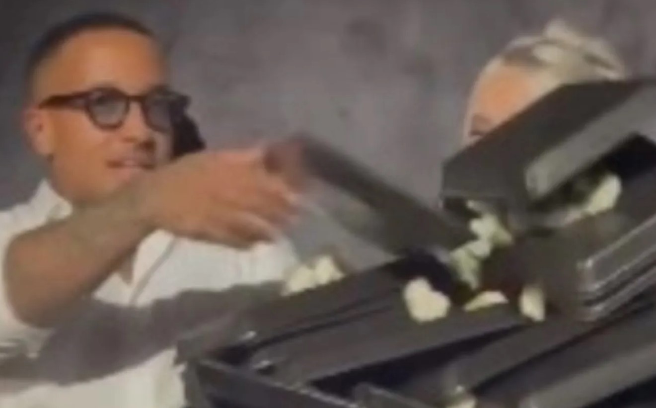 Ο Light πήγε στον Ρέμο και έριξε χιλιάδες ευρώ σε λουλούδια για τη γιορτή της συντρόφου του (VIDEO)
