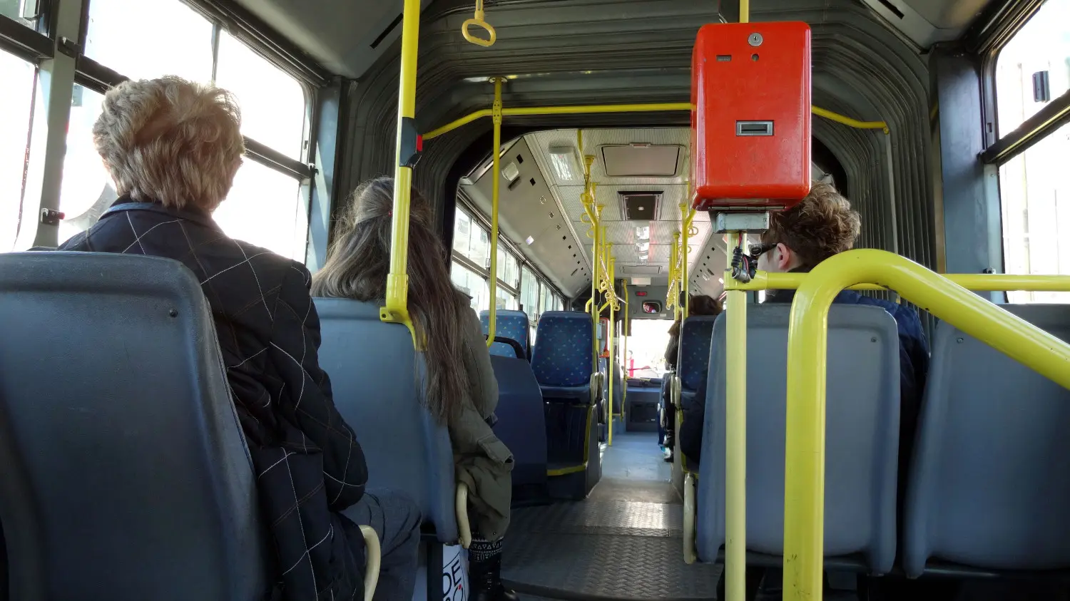 Αττική: Επιβάτιδα πηδάει από παράθυρο λεωφορείου για να αποφύγει έλεγχο – Βίντεο ντοκουμέντο