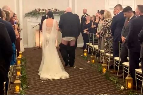 Απίστευτο περιστατικό στις ΗΠΑ: Του έπεσε το παντελόνι την ώρα που πάντρευε την κόρη του (VIDEO)