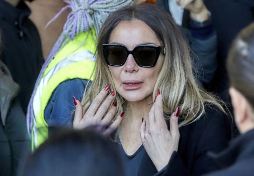 Ράκος η Δέσποινα Βανδή στην κηδεία του Βασίλη Καρρά (ΦΩΤΟ)