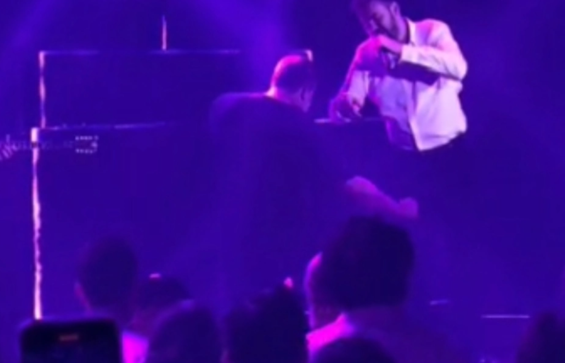 Ο Βασίλης Μπισμπίκης χόρεψε τραγούδι του Βασίλη Καρρά στο κέντρο που εμφανίζεται η Δέσποινα Βανδή (VIDEO)