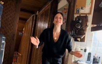H Σοφία Καρβέλα τραγουδά το «Ψυχεδέλεια» και ξεσηκώνει το TikTok: «Κόρη της Βίσση και να μην πάρει έστω και λίγο από την φωνάρα της;» (VIDEO)