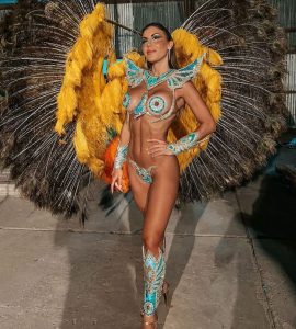 Σχεδόν γυμνή η σύντροφος του Λισάντρο Μαρτίνες σε καρναβάλι της Αργεντινής