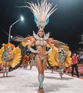 Σχεδόν γυμνή η σύντροφος του Λισάντρο Μαρτίνες σε καρναβάλι της Αργεντινής