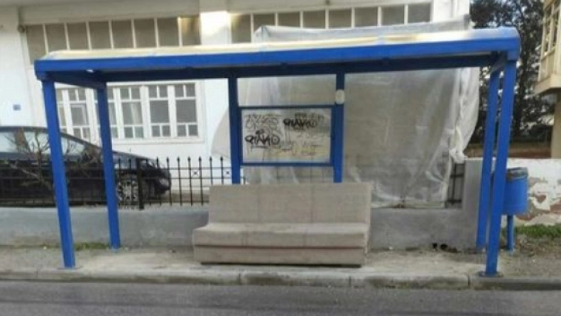 Ευρηματικός Θεσσαλονικιός: Άφησε τον παλιό καναπέ του σε στάση λεωφορείων (VIDEO)