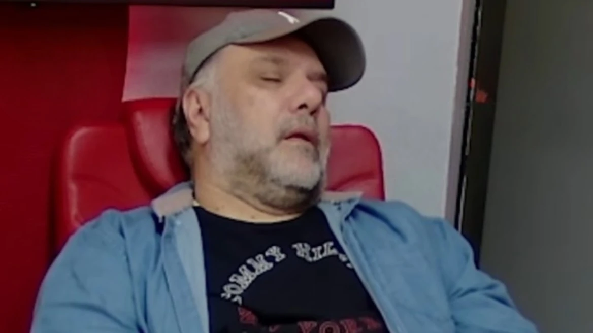 Γρηγόρης Αρναούτογλου: Αποκοιμήθηκε την ώρα της ραδιοφωνικής του εκπομπής - Δείτε VIDEO