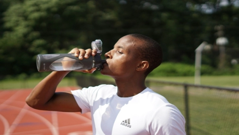 Νέα μελέτη: Τόσο νερό πρέπει να πίνουμε κάθε μέρα