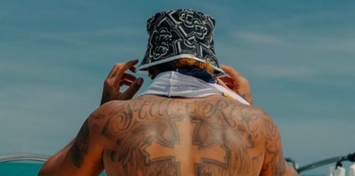 Χάμιλτον: Μας δείχνει το τατουάζ που κοσμεί την πλάτη του