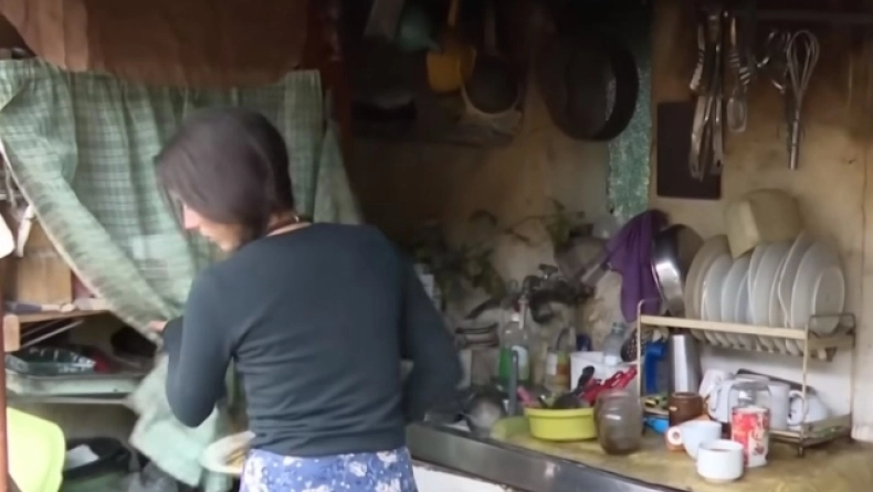 Εισαγγελική παρέμβαση για την απομάκρυνση των παιδιών που ζουν σε λαγούμι στην Κόρινθο (VIDEO)