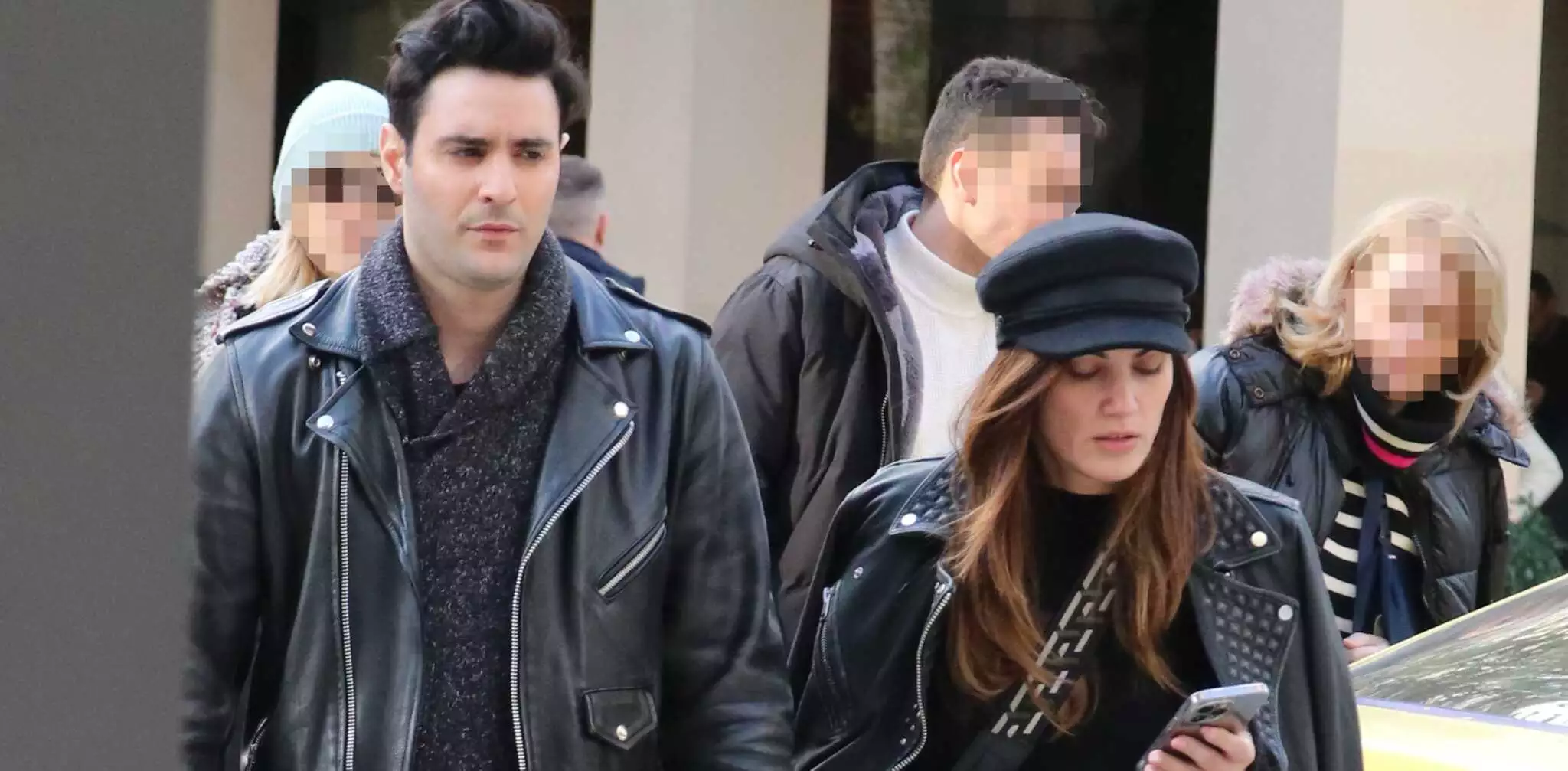 Μαίρη Συνατσάκη και Ίαν Στρατής πιασμένοι χέρι χέρι στο κέντρο της Αθήνας – Με casual look η γνωστή youtuber