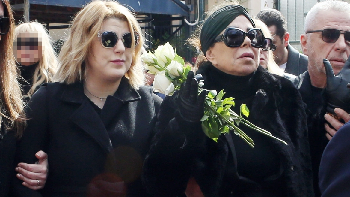 Άντζελα Δημητρίου: Υποβασταζόμενη από την κόρη της στην κηδεία της μητέρας της - Δείτε βίντεο