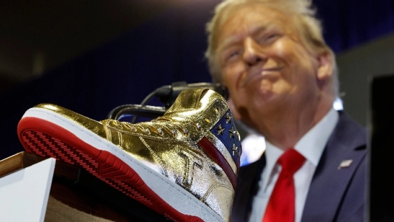 Γι' αυτό είναι «αμερικανάκια»: Χαμός με τα κιτς παπούτσια του Ντόναλντ Τραμπ - Κοστίζουν 399 δολάρια και έγιναν sold out