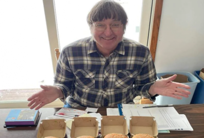 Έχει φάει πάνω από 34.000 Big Mac σε 50 χρόνια και δεν σταματάει - Πώς ξεκίνησε το περίεργο ρεκόρ