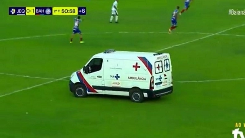 Βραζιλία: Ασθενοφόρο μπήκε στον αγωνιστικό χώρο για να κάνει αναστροφή ενώ παιζόταν ο αγώνας (VIDEO)