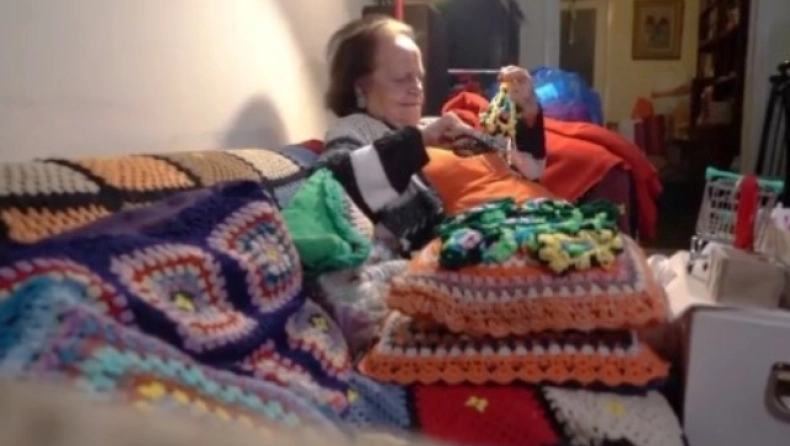 Reuters: «Η 93χρονη γιαγιά στην Αθήνα που πλέκει κασκόλ για παιδιά που έχουν ανάγκη» (VIDEO)